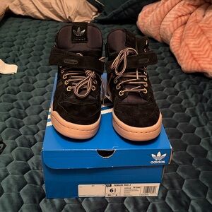 Adidas Kids Black Suede high-tops with gum sole. Forum Mid J kid size 6-1/2.